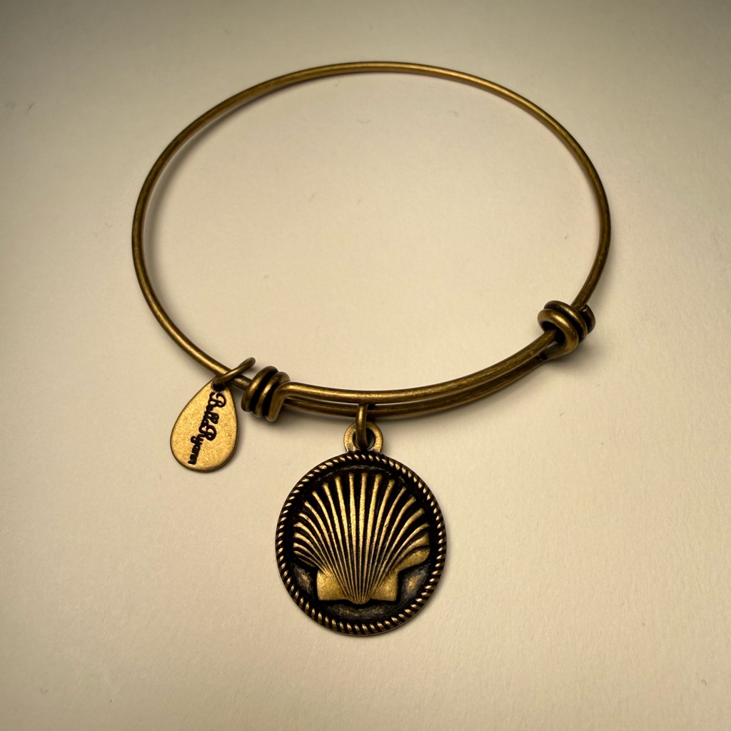 Bella Ryann Sea Shell Vintage Charm Bangle Bracelet 5$